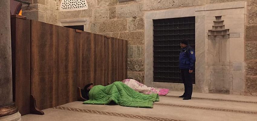Başkan Büyükakın, ”Sokakta kalan birisini görürseniz bizi arayın”