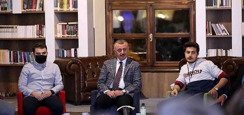 Başkan Büyükakın, üniversiteli gençlerle geleceğin Türkiye’sini konuştu
