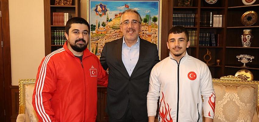 Başkan Savran, Avrupa Rekoru Kıran Yaşar Karaca’yı Tebrik Etti
