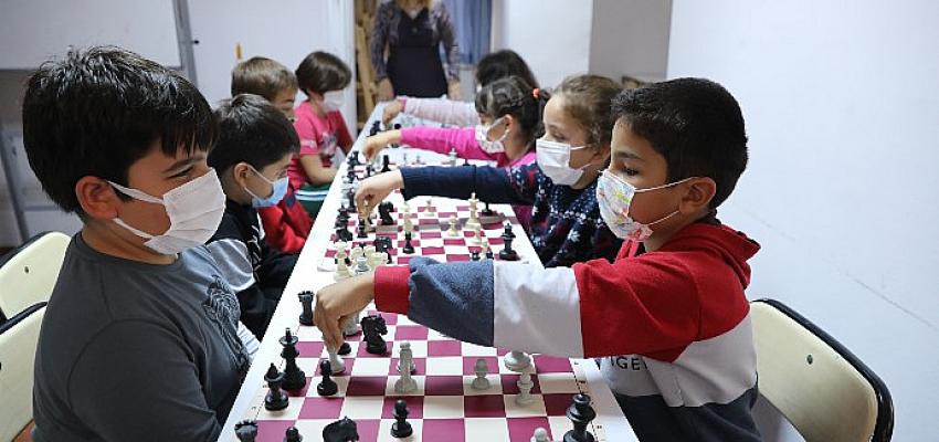 Büyükşehir’in ATABEM kursları hem öğretiyor hem de sosyalleştiriyor