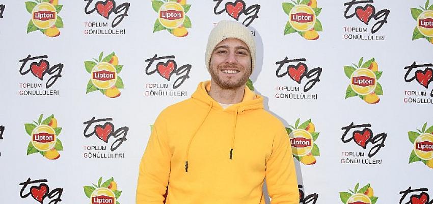 Kerem Bürsin’den Lipton Ice Tea Rengarenk Okullar projesine anlamlı destek