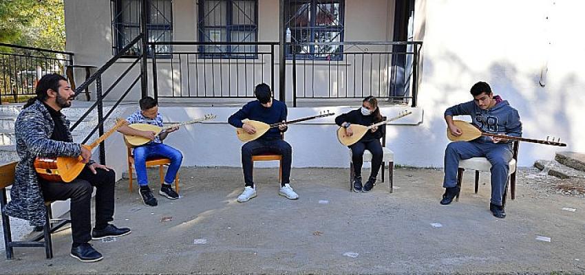 Köy çocukları müzikle hayallerine kavuştu