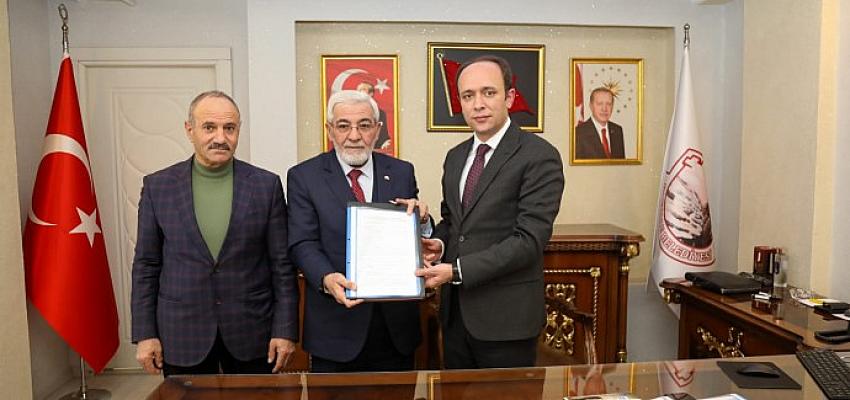 Van’ın Başkale Belediyesi ile MemurSen Konfederasyonu (Bem-Bir-Sen) arasında ‘Sosyal Denge Tazminatı’ sözleşmesi imzalandı.