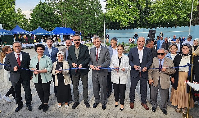 Rengarenk stantlarla dolu Gölcük Belediyesi 14. Bahar Şenliği, Kavaklı Sahili Amfi'de başladı