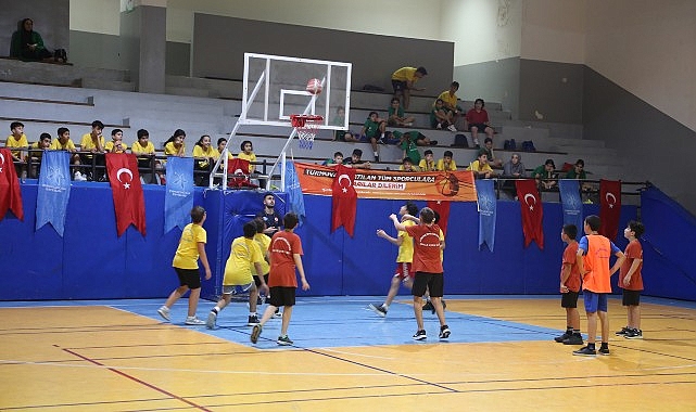 Küçükçekmece Belediyesi'nin yılın 365 günü ücretsiz hizmet veren spor okullarında yaz dönemi başladı